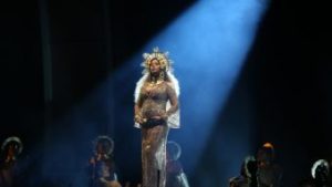 Beyoncé actuando en los Grammy 2017