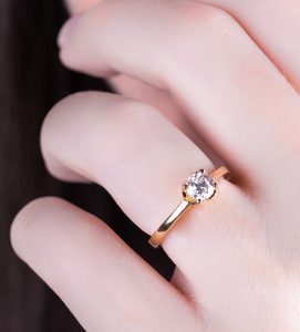 anillo de compromiso de diamantes virgo