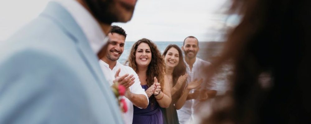 Novia y novio sonrientes en una boda íntima al aire libre